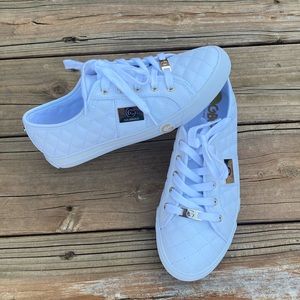 🆕GBG Los Angeles Backer woman’s shoes white 👟